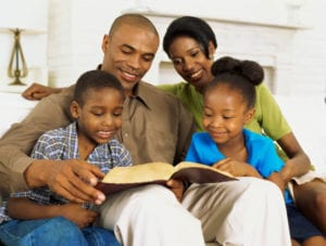 familia-orando-biblia-imagens-e-moldes-090420